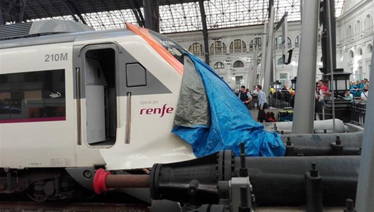 Estado en el que ha quedado el tren tras chocar con el final de la vía. Foto: Europa Press