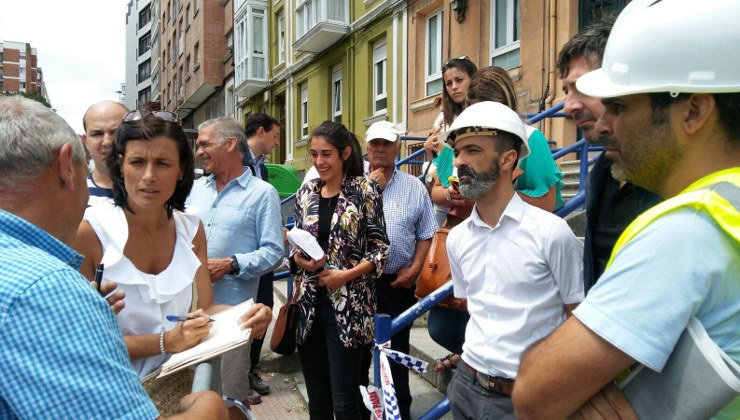 La alcaldesa de Santander, Gema Igual, con los vecinos tras el derrumbe del edificio de la calle del Sol