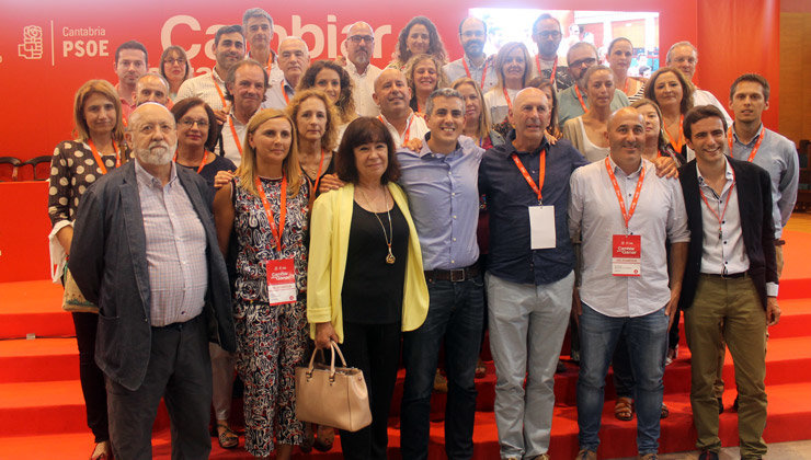 La presidenta del PSOE, Cristina Narbona, junto al secretario general en Cantabria, Pablo Zuloaga y la nueva Comisión Ejecutiva Regional