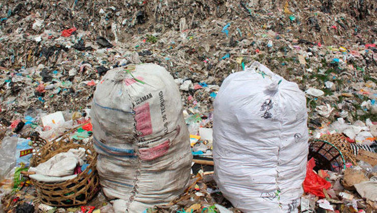 Bolsas de plásticas recogidas para reciclar.