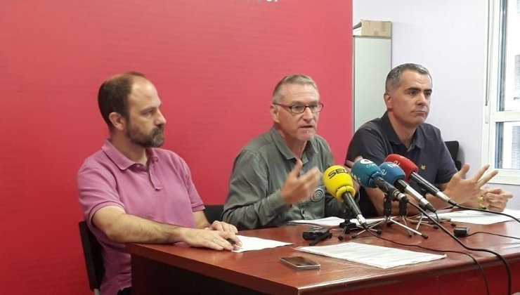 El portavoz de IU en Cantabria y concejal en el Ayuntamiento de Santander, Miguel Saro, durante la rueda de prensa en la que han informado de la iniciativa