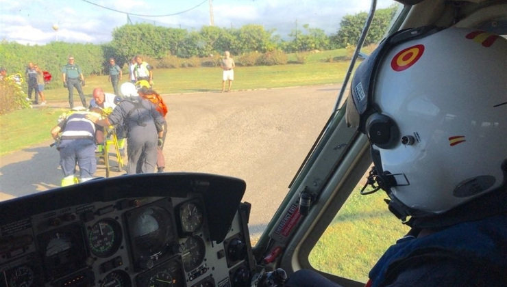 Un momento del rescate de la bañista en Somocuevas