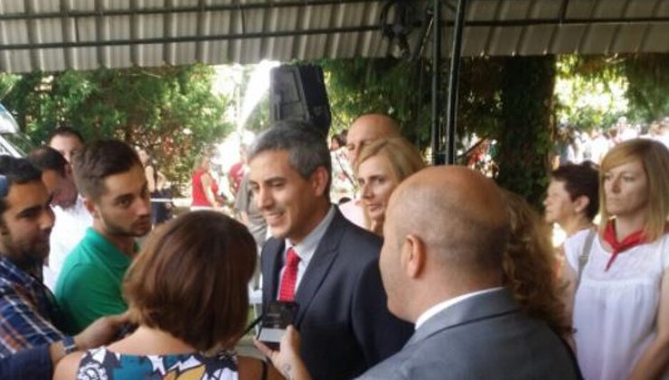 Pablo Zuloaga atendiendo a los medios en el Día de Cantabria (@Pablo_Zuloaga)