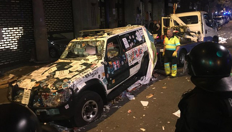 Dos sospechosos habrían lanzado un cóctel molotov contra el cuartel de la Guardia Civil de Igualada