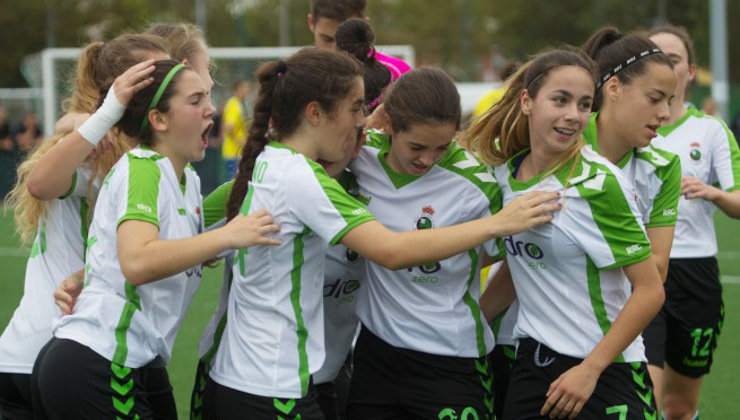 Las jugadoras del Racing Féminas celebran uno de los tantos