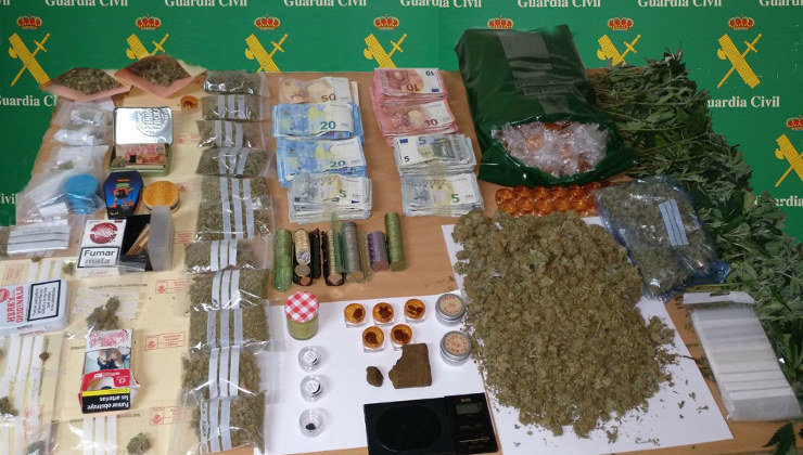 Material incautado por la Guardia Civil en el local de la presunta asociación terapéutica cannábica