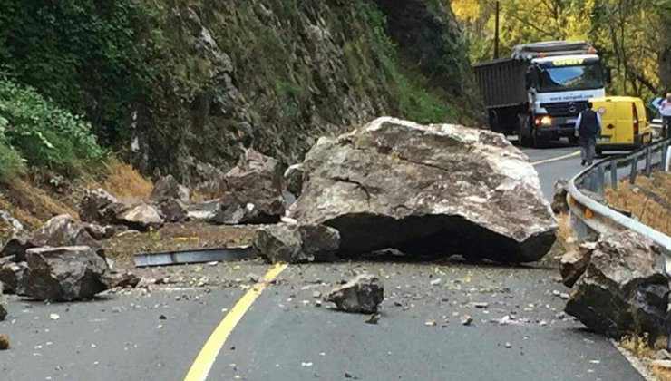 Una enorme roca cortó el paso en el Desfiladero de la Hermida