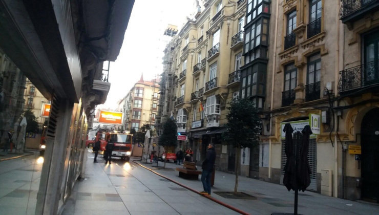 Los bomberos trabajan para apagar el incendio del MAS