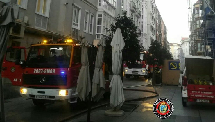 Los bomberos trabajan para apagar el incendio del MAS