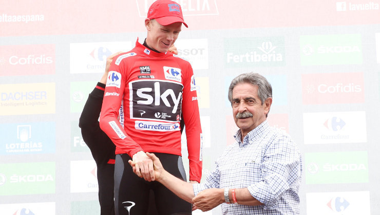 El presidente de Cantabria, Miguel Ángel Revilla, saluda a Chris Froome. Foto: Gobierno