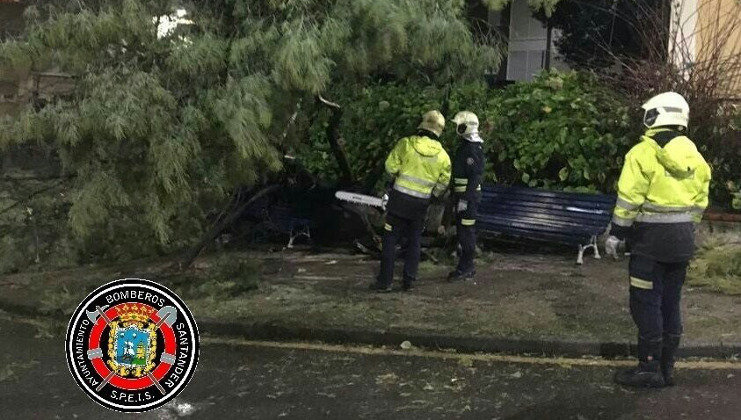 Los bomberos de Santander atienden una de las incidencias que ha provocado la borrasca &#39;Bruno&#39;