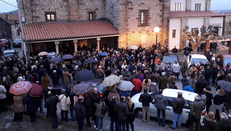 Imagen del funeral por los dos jóvenes fallecidos en el accidente de Caviedes