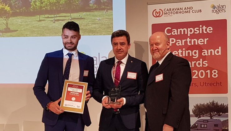 José María Mier y su hijo Gonzalo han recibido el premio otorgado al Molino de Cabuérniga. Foto: AEHC