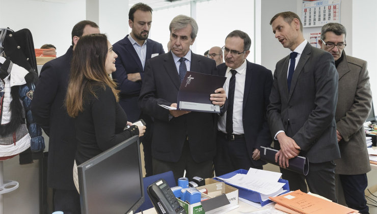 El consejero de Presidencia y Justicia, Rafael de la Sierra (centro), durante la visita a los nuevos juzgados de Torrelavega