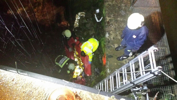 Los bomberos tuvieron que rescatar a dos de los ocupantes del vehículo