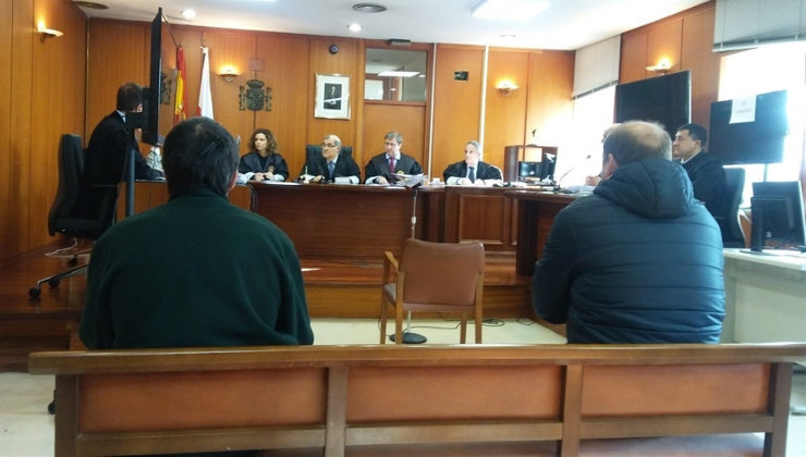 Los dos acusados de la violación a la esposa de uno de ellos, durante el juicio