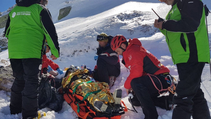 Instante del rescate de la esquiadora junto a la estación de Alto Campoo