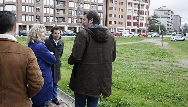 Eva Díaz Tezanos y Sergio Abascal en la parcela del futuro centro de salud