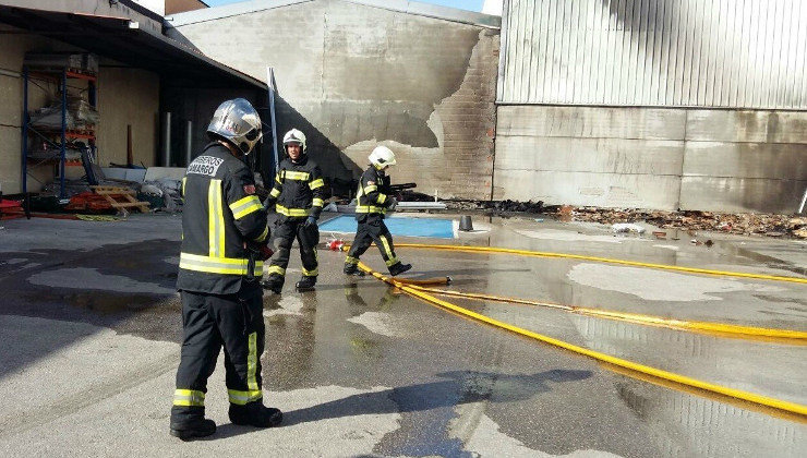 Los bomberos, durante los trabajos de extinción en Raos