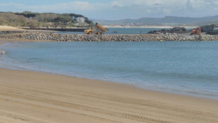 Trabajos en una escollera de la playa de La Magdalena