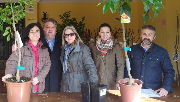 El equipo de Gobierno de Noja ha repartido ejemplares de frutales y ornamentales por el Día del Árbol