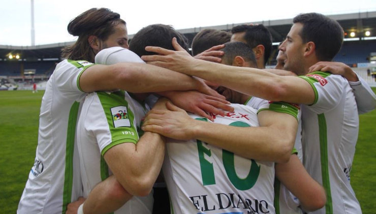 Los jugadores del Racing celebran el segundo gol del partido ante el Caudal