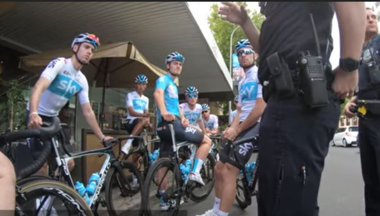 LA policía para a los ciclistas del SKy