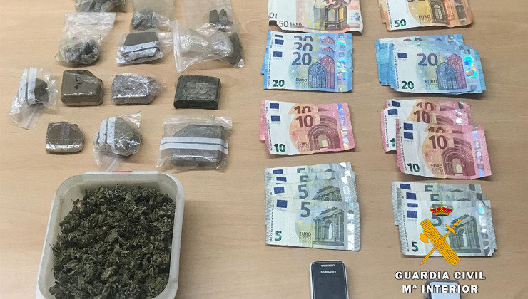 Droga y dinero incautado al propietario de un bar y el camarero en Val de San Vicente