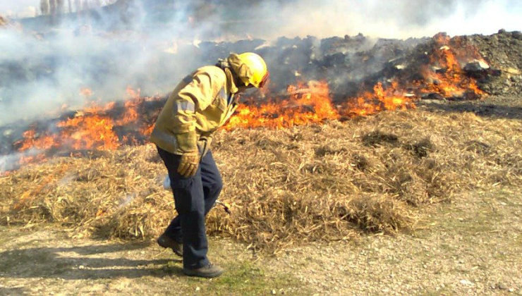 Bomberos sofocando el incendio de unos rastrojos. Foto: Archivo