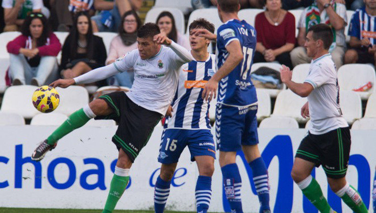 Un instante del encuentro entre Racing y Alavés en Los Campos de Sport en octubre de 2014