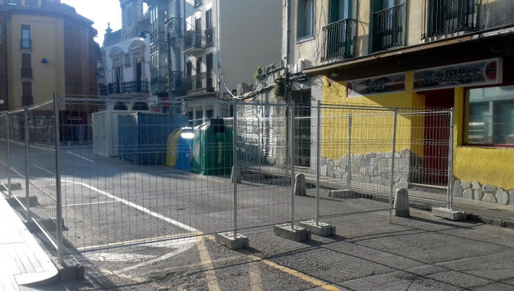 Vallado con motivo de las obras en la Plaza de la Villa de Santoña