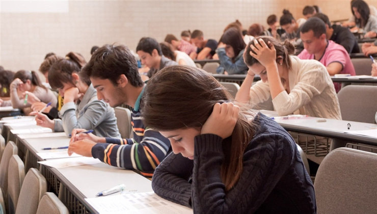 Alumnos en un examen