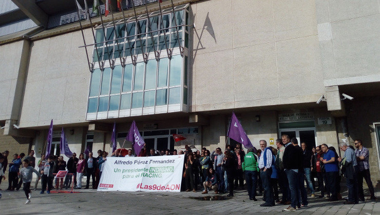 Concentración frente a los Campos de Sport de El Sardinero