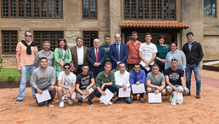 Los alumnos con el consejero y miembros de la corporación local