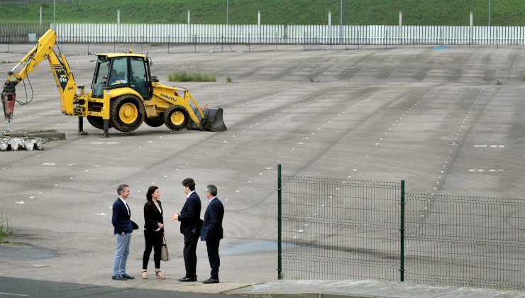 Gema Igual y César Díaz visitan las instalaciones de Santander Coated Solutions