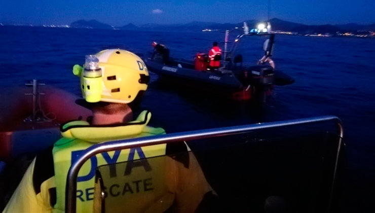 Los servicios de emergencias, durante la actuación en Castro Urdiales