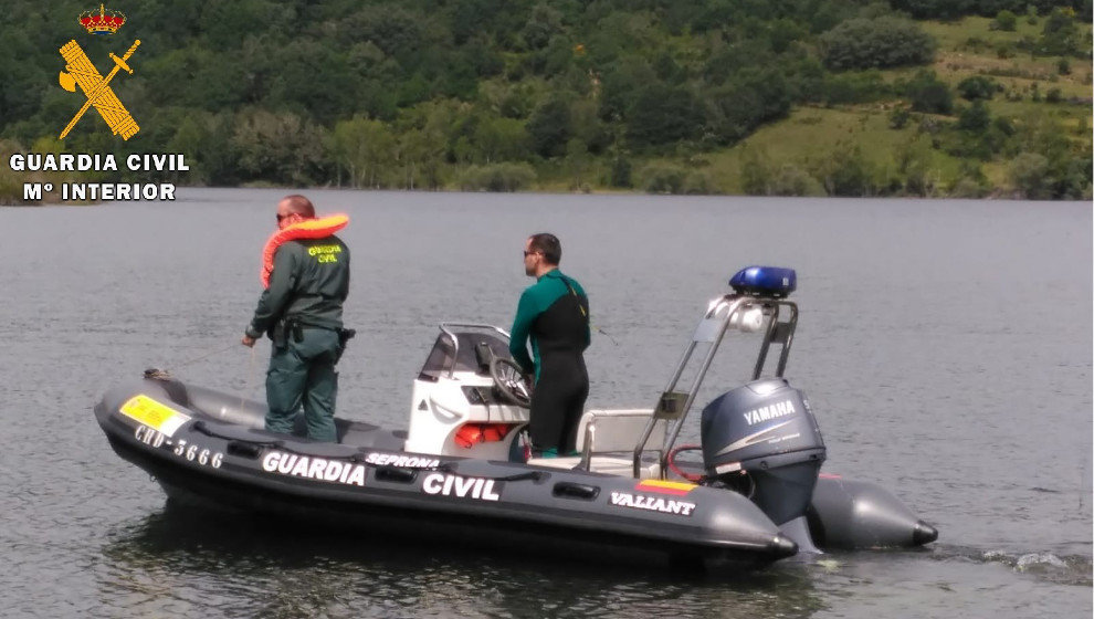 Agentes de la Guardia Civil rastrean el pantano