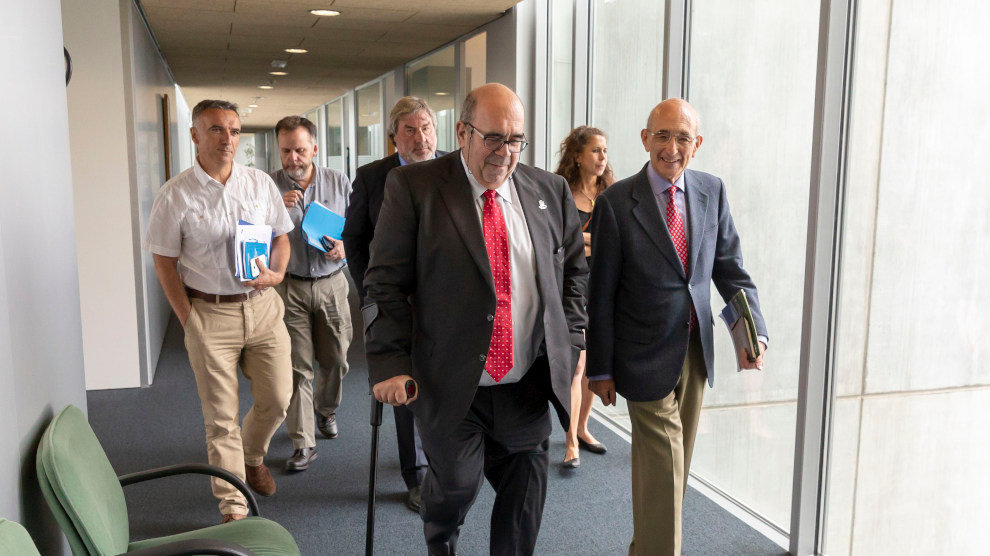 12:00.- Despacho del Consejero. 3ª planta de la Consejería de Medio Rural.
El consejero de Medio Rural, Pesca y Alimentación, Jesús Oria, recibe al alcalde de Valderredible y a representantes de la Fundación Botín.
28 JUNIO 2018 © Miguel De la Parra