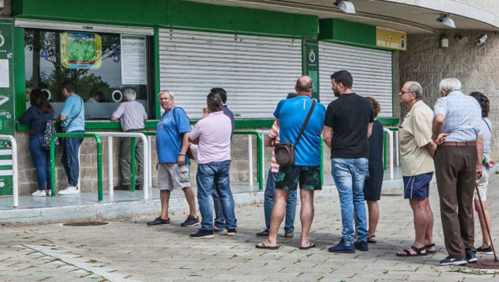 Aficionados del Racing esperan para sacar su abono