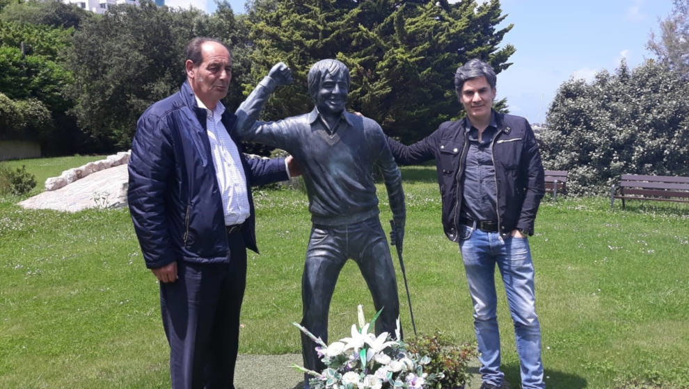 El alcalde de Marina de Cudeyo y Nando Agüeros junto a la estatua de Severiano Ballesteros