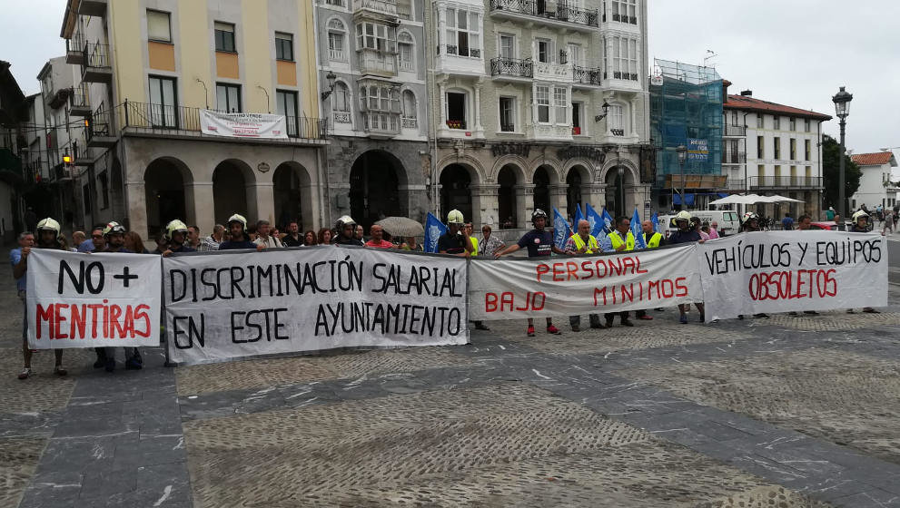 Manifestación de los bomberos de Castro Urdiales