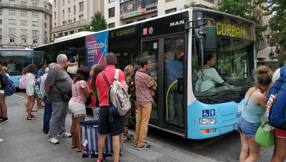 Imagen de un autobús completamente lleno