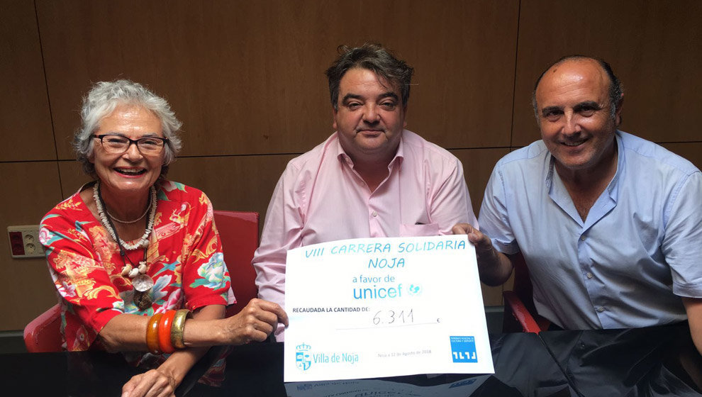 Entrega-del-dinero-a-UNICEF