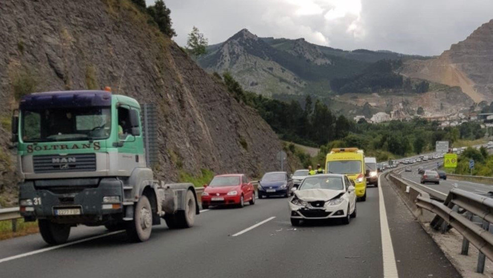 Accidente de tráfico en la A-8 a la altura de Mioño