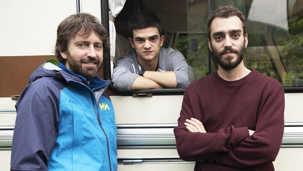 El director Daniel Sánchez Arévalo junto a los protagonistas de &#39;Diecisiete&#39;.