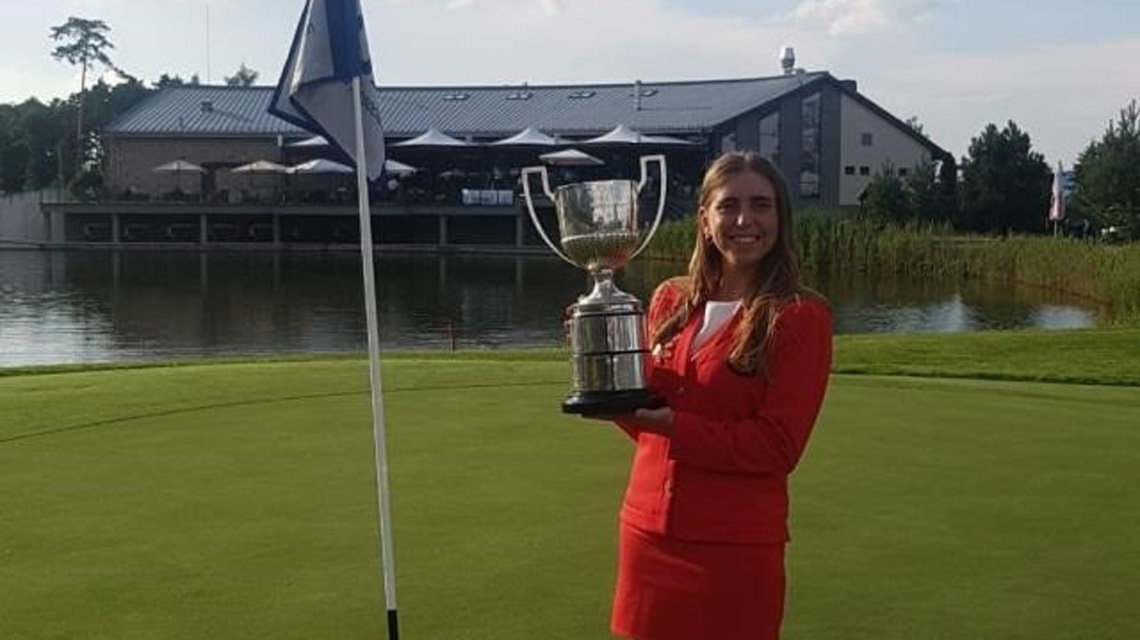 Celia Barquín durante la entrega de trofeos de un torneo