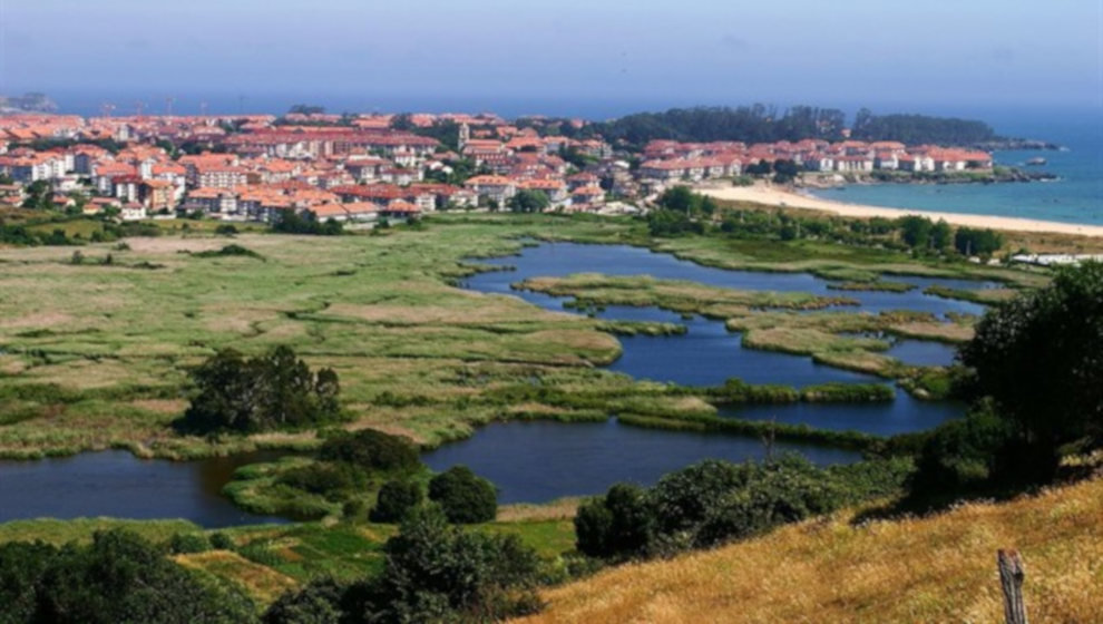 Vista de Noja desde el Parque Natural de las Marismas de Santoña, Victoria y Joyel