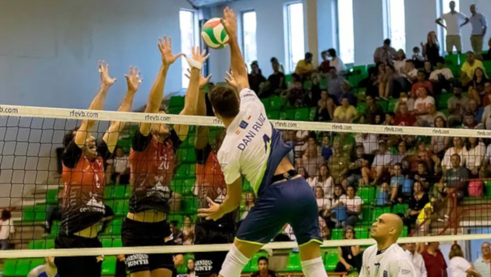 Dani Ruiz en ataque. 1ª Jornada, Textil Santanderina VS Manacor PEDRO BOLADO