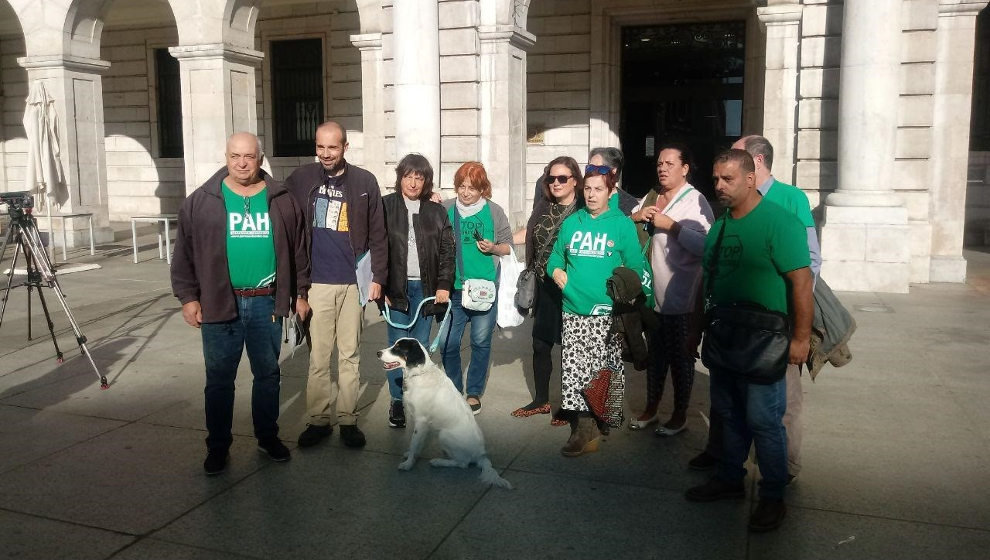 Miembros de la PAH en la Plaza Porticada