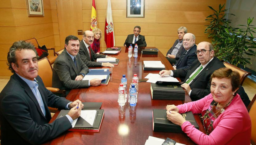 9:00	Gobierno de Cantabria
	El presidente de Cantabria, Miguel Ángel Revilla, preside la reunión del Consejo de Gobierno.
Nacho Romero ©
28 dic 17